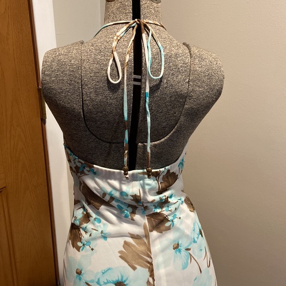 REDUCED 🤍 Large low v neck sundress - Picture 3 of 7